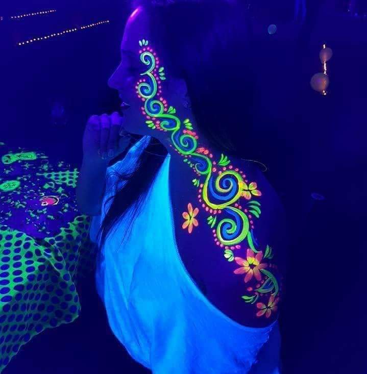 Maquillaje neon en cuello