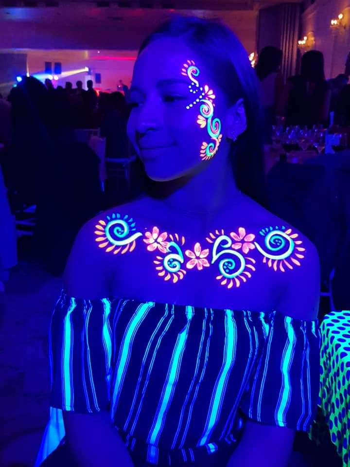 Maquillaje neeon en 15 años