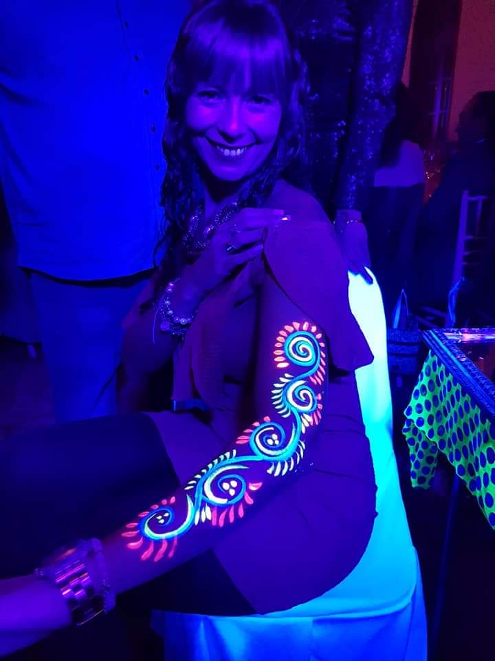 Maquillaje neon en fiesta