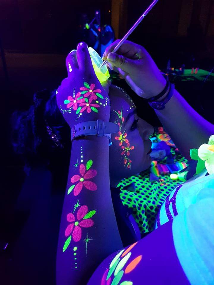 Diseño maquillaje neon